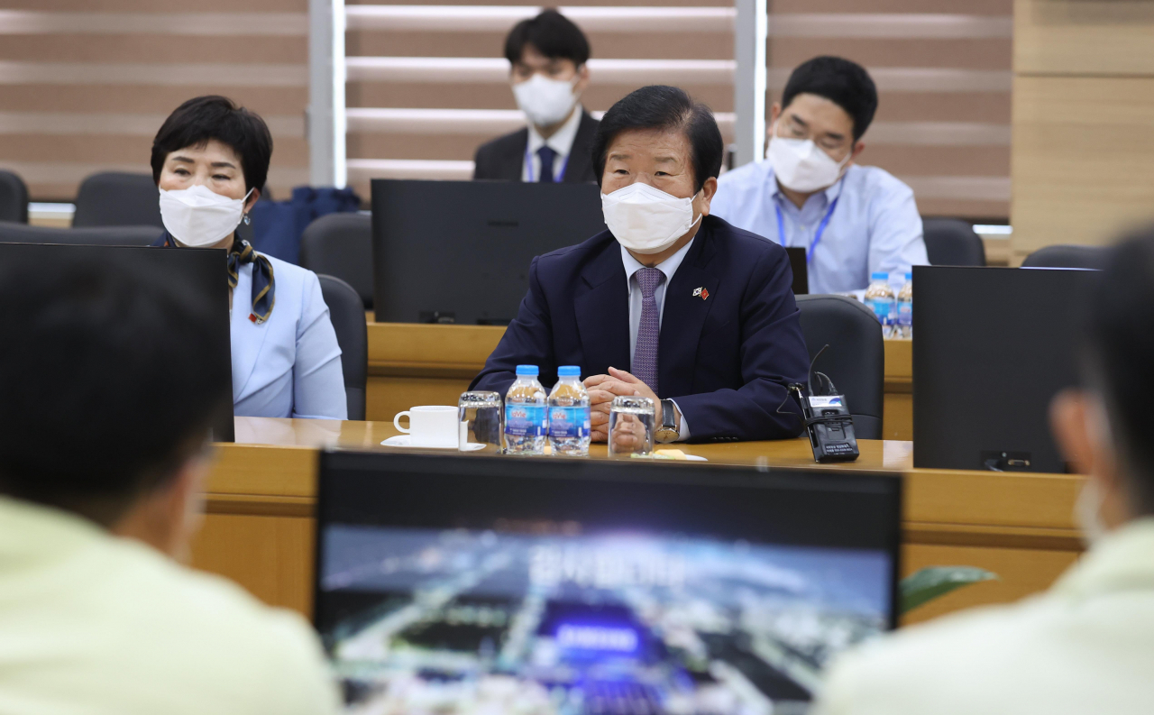 박병석 국회의장이 2일 베트남 하노이에 위치한 삼성 박닌 공장을 찾아 관계자로부터 설명을 듣고 있다. [연합]