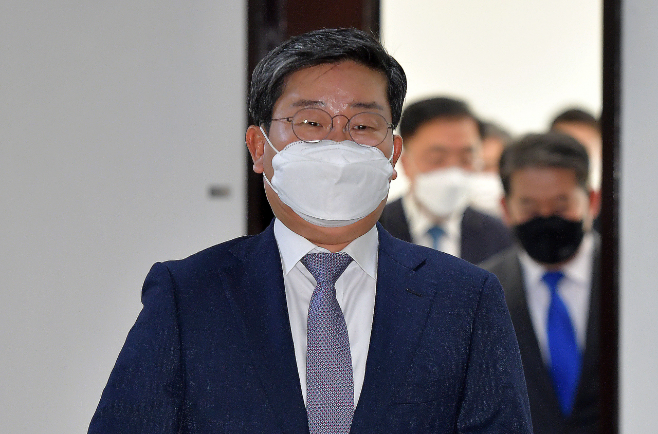 전해철 국회 정보위원장이 30일 국회에서 열린 경찰청 국정감사를 주재하기 위해 회의실로 향하고 있다. [연합]