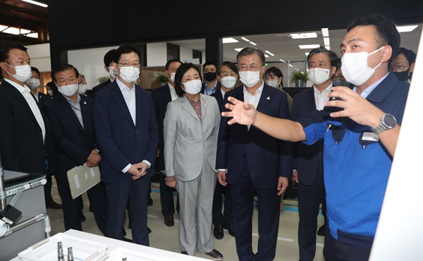 문재인 대통령이 지난 9월17일 오후 스마트그린 산업단지인 경남 창원시 태림산업을 방문, 오경진 태림산업 부사장으로부터 내부 시설 안내를 받고 있다. [사진=연합]