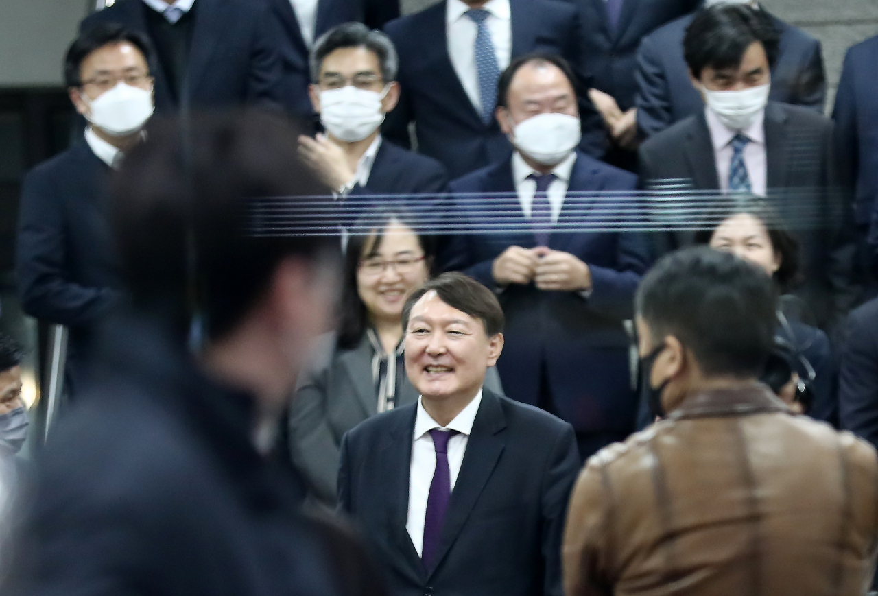 8개월 만에 전국 검찰청 순회 간담회를 재개한 윤석열 검찰총장이 지난달 29일 오후 대전지방검찰청에서 지역 검사들과 간담회를 한 뒤 기념사진을 찍고 있다. [연합]