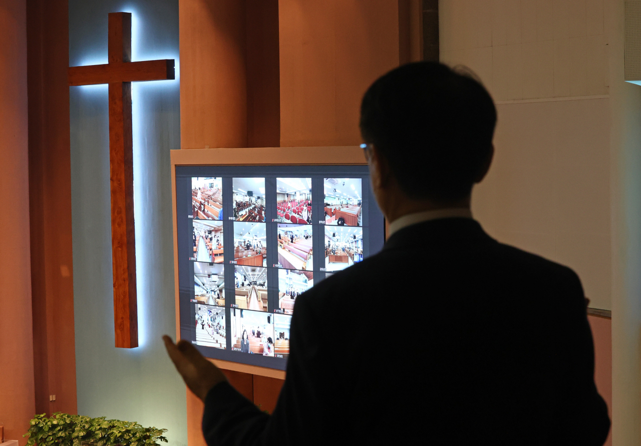 코로나 19 유행을 비대면 예배가 일상화된 가운데, 종교인 10명중 4명은 온라인 종교활동에 참여한 경험이 있는 것으로 나타났다. 연합뉴스