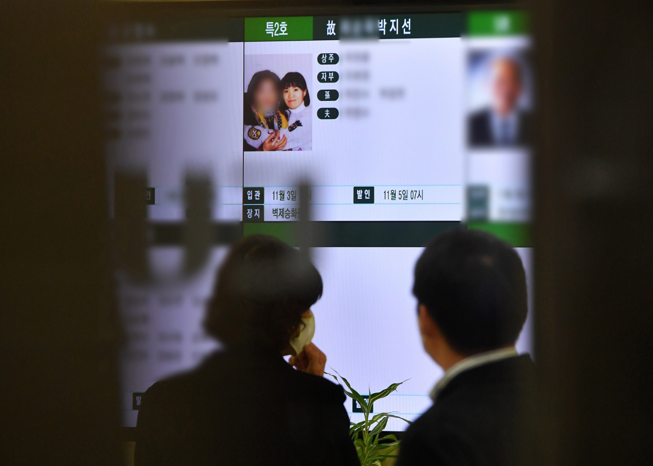 개그맨 박지선씨와 그의 모친의 빈소가 지난 2일 서울 양천구 이화여대 목동병원 장례식장에 마련됐다. 박지선은 같은 날 오후 1시44분께 서울 마포구에 위치한 자택에서 모친과 함께 숨진 채 발견됐다.[연합]