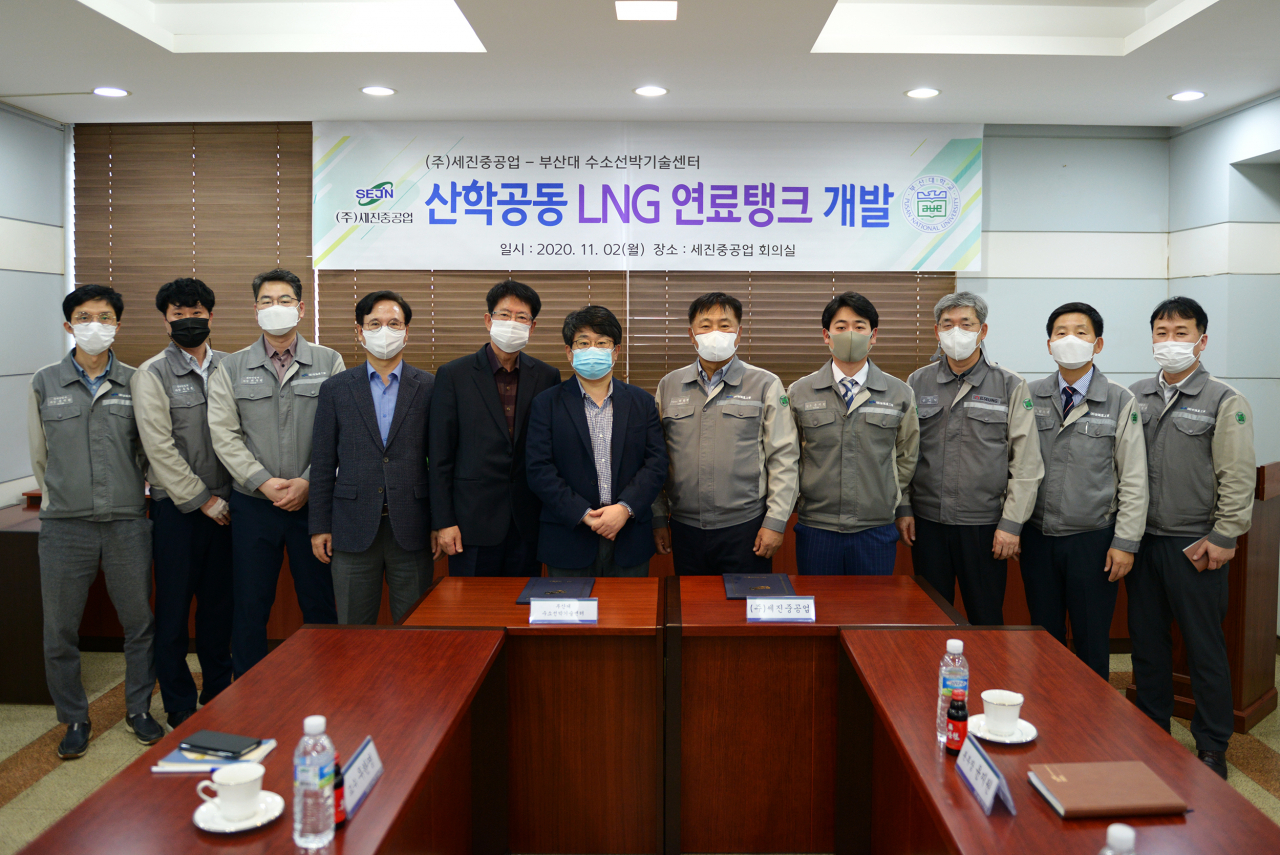 세진중공업은 지난 2일 연료탱크 제작을 위한 설계 및 엔지니어링 기술 확보를 위해 부산대학교 수소선박기술센터와 공동으로 연구개발을 추진하기로 했다.