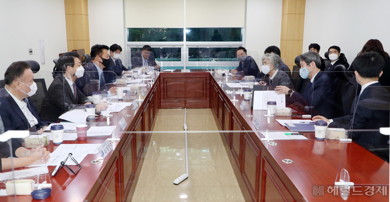 [헤럴드경제=이상섭 기자] 3일 오전 서울 여의도 국회 의원회관에서 송영길 국회 외교통일위원장과 강경화 외교부 장관, 이인영 통일부 장관 등이 참석한 가운데 더불어민주당 외교통일위원회 당정협의가 진행되고 있다. babtong@heraldcorp.com