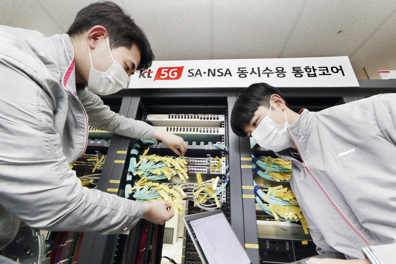 KT 네트워크 직원들이 서울 구로구 KT 구로타워에서 ‘5G SA-NSA 통합 코어망’을 점검하고 있다. [KT 제공]