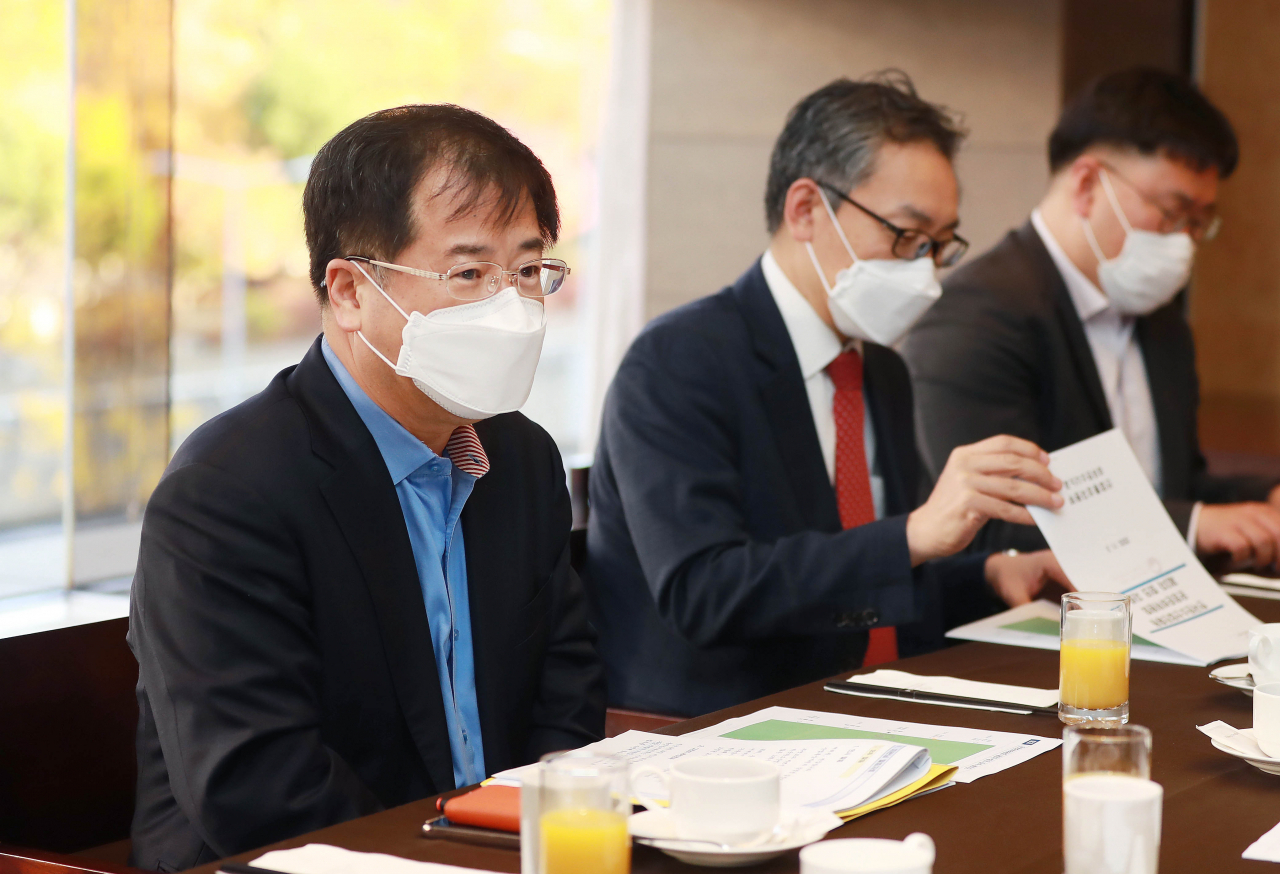 강경성(왼쪽 첫번째) 산업통상자원부 산업정책실장이 3일 서울 서울 쉐라톤 팔레스 호텔에서 열린 '한국탄소산업진흥원 운영준비위원회 제3차 회의'에서 인사말을 하고 있다. [산업통상자원부 제공]