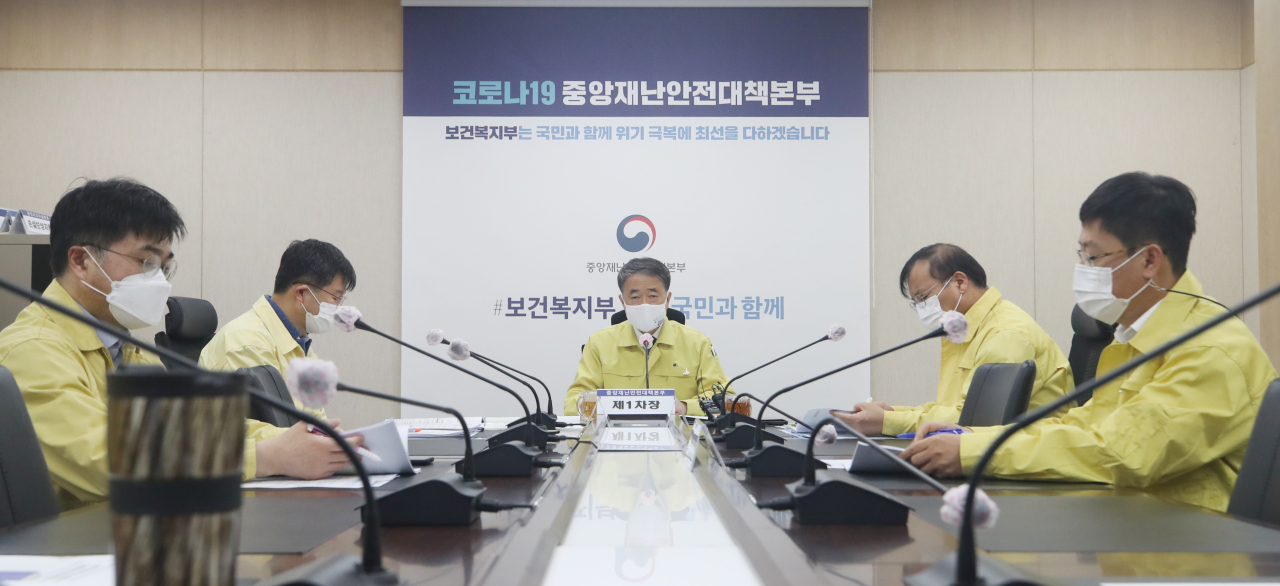 박능후 보건복지부 장관이 3일 오전 정부세종청사에서 코로나19 중앙재난안전대책본부 회의를 주재하고 있다. 연합뉴스