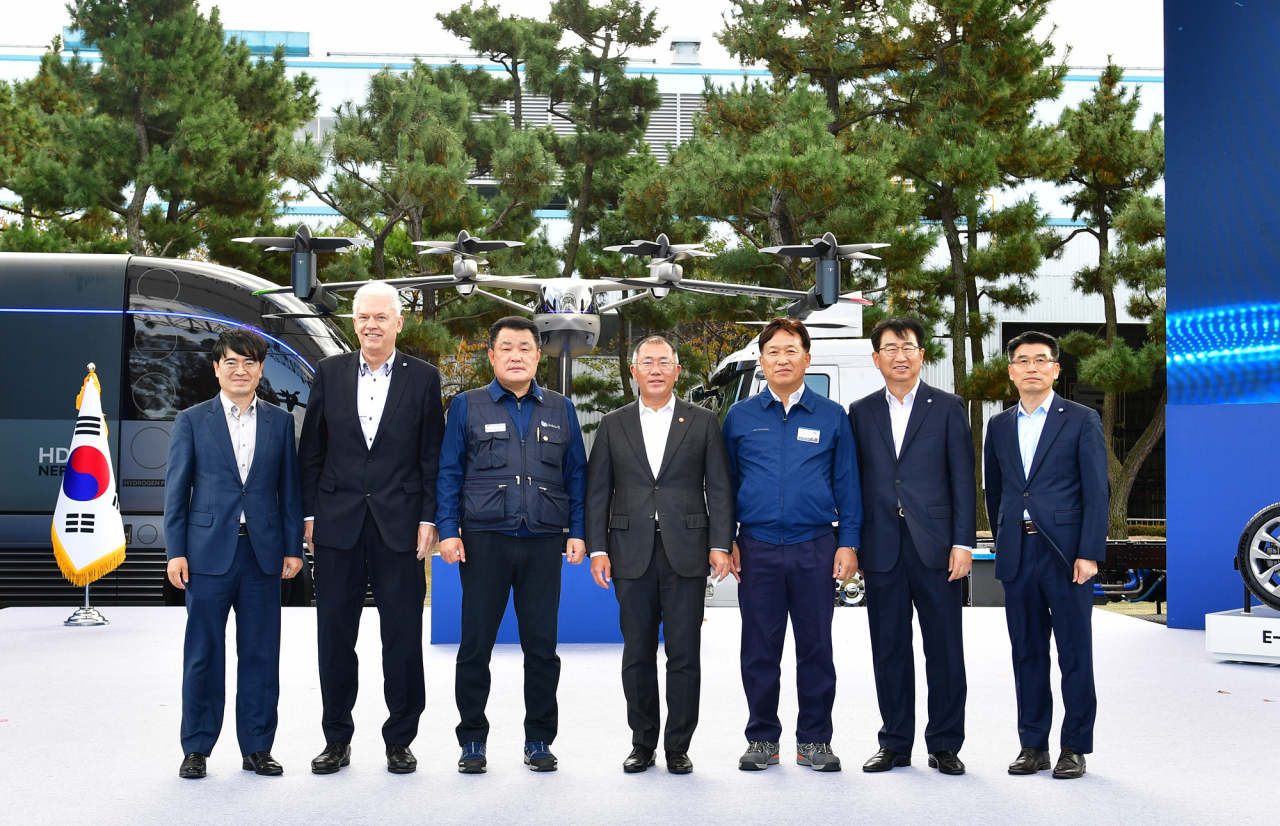지난달 30일 현대차 울산공장에서 열린 ‘친환경 미래차 현장방문’ 행사 종료 후 현대차그룹 관계자들이 기념촬영을 갖고 있다. 왼쪽부터 현대차 공영운 사장, 알버트 비어만 사장, 이상수 지부장, 정의선 회장, 하언태 사장, 이원희 사장, 기아차 송호성 사장. [현대차그룹 제공]