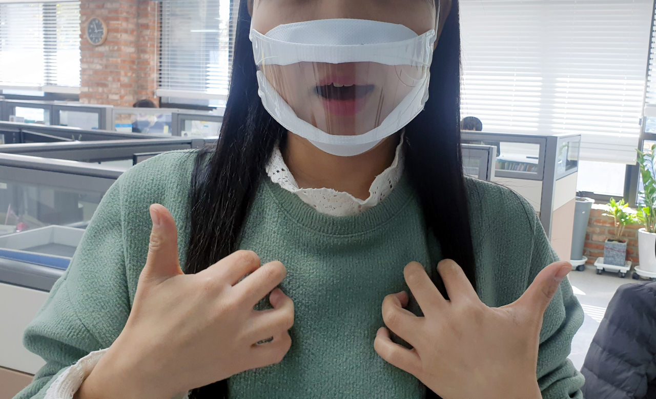 영등포구가 지원한 청각장애인용 특수 마스크 착용 모습. 마스크 정면 일부가 투명하게 제작되어 입 모양과 표정을 식별 가능해 수어를 이용한 의사소통에 도움이 된다. [영등포구 제공]