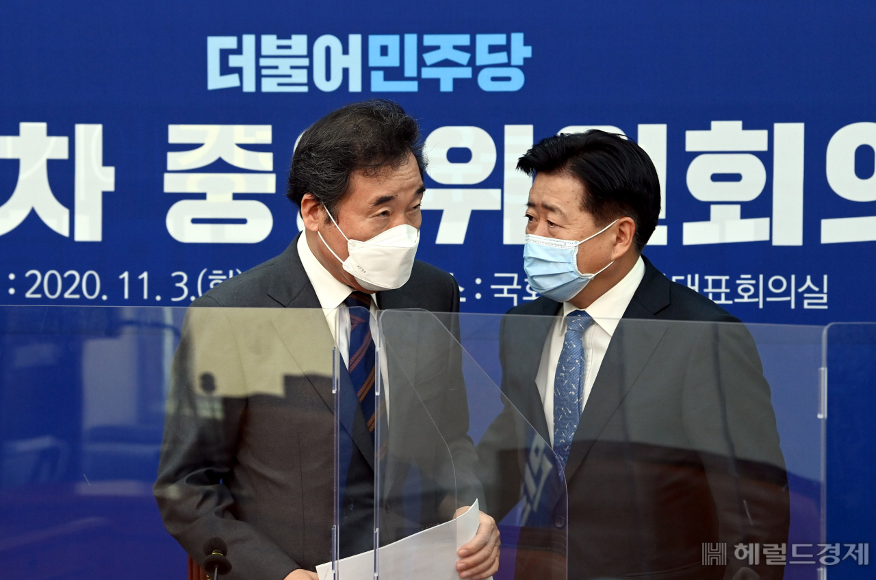 [헤럴드경제=이상섭 기자] 3일 오전 국회에서 열린 더불어민주당 중앙위원회의에서 이낙연 대표가 오영훈 비서실장과 현안을 논의하고 있다. babtong@heraldcorp.com