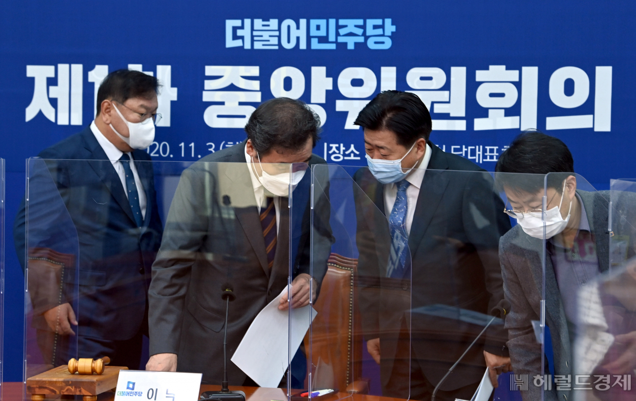 [헤럴드경제=이상섭 기자] 3일 오전 국회에서 열린 더불어민주당 중앙위원회의에서 이낙연 대표가 오영훈 비서실장과 현안을 논의하고 있다. babtong@heraldcorp.com