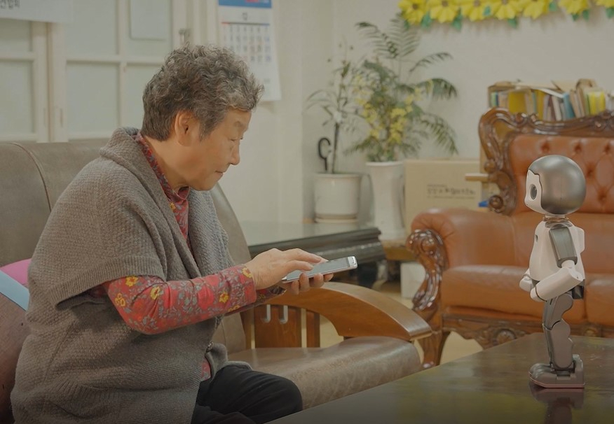 AI로봇 ‘리쿠’에게 배워보는 1대1 맞춤형 디지털 교육. [영천구 제공]