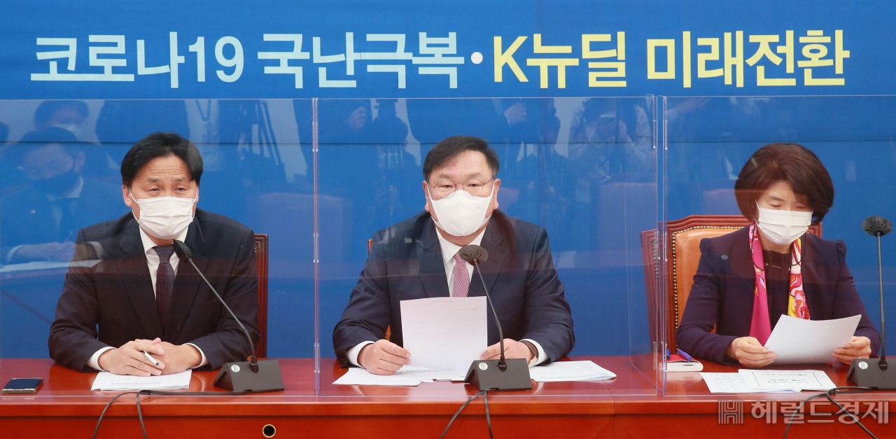 [헤럴드경제=이상섭 기자] 김태년 더불어민주당 원내대표가 3일 오전 서울 여의도 국회에서 열린 원내대책회의에서 모두발언을 하고 있다. babtong@heraldcorp.com