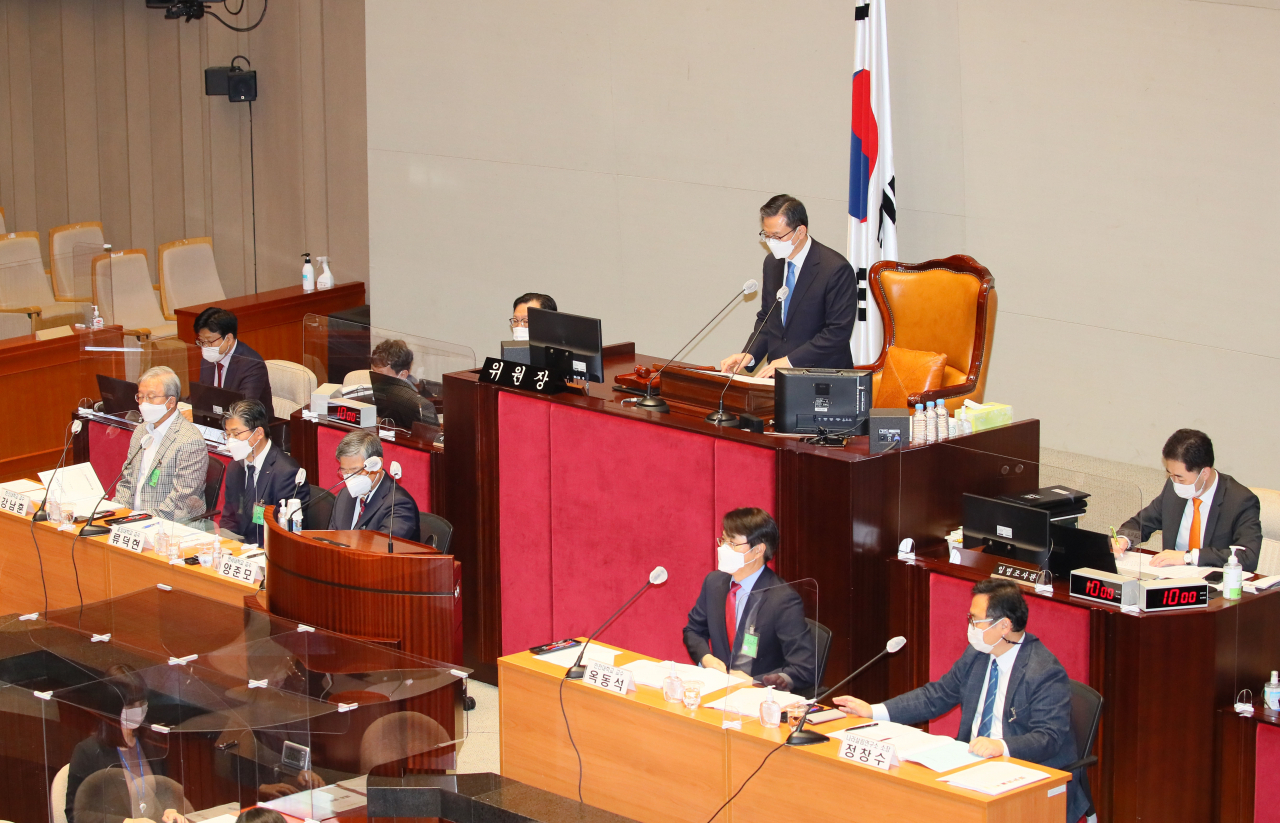 정성호 국회 예결위원장이 2일 국회 예결위 전체회의장에서 예산결산특별위원회의 '2021년도 예산안 및 기금운용계획안에 대한 공청회'를 주재하고 있다. [헤럴드경제=이상섭 기자]
