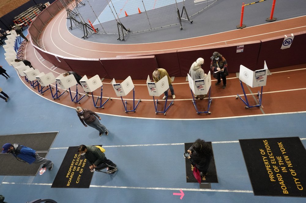 Voters mark their ballots during early voting at the Park Slope Armory YMCA, last Tuesday in the Brooklyn borough of New York. (AP-Yonhap)