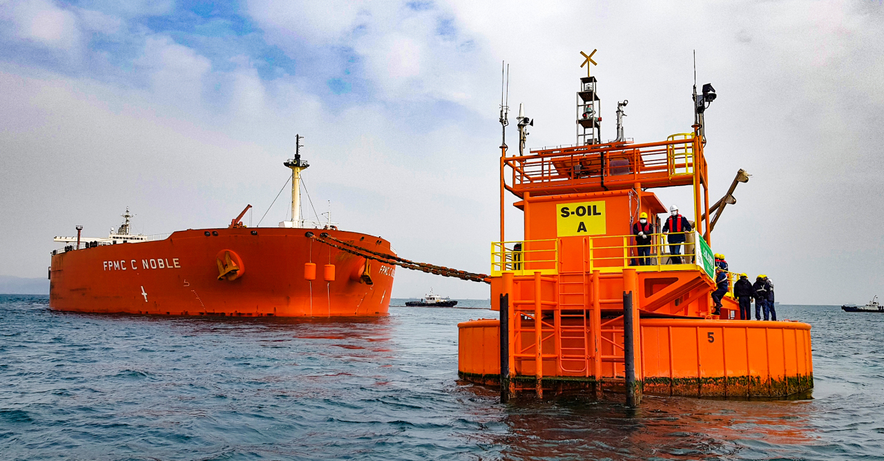 S-Oil’s second single point mooring unit moors a tanker in the waters off Ulsan New Port. (S-Oil)
