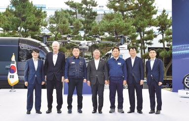 지난달 30일 현대차 울산공장에서 열린 ‘친환경 미래차 현장방문’ 행사 종료 후 현대차그룹 관계자들이 기념촬영을 갖고 있다. 왼쪽부터 현대차 공영운 사장, 알버트 비어만 사장, 이상수 지부장, 정의선 회장, 하언태 사장, 이원희 사장, 기아차 송호성 사장. [현대차그룹 제공]