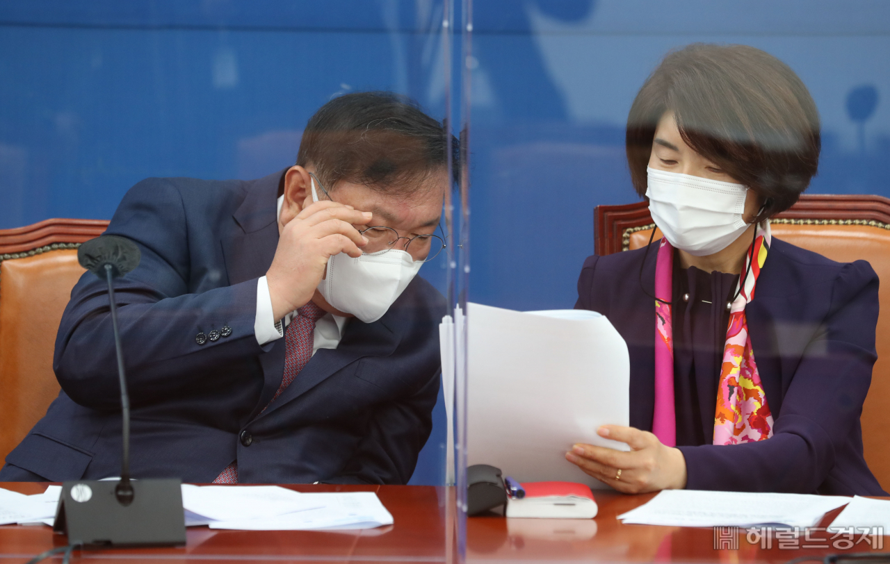 [헤럴드경제=이상섭 기자] 김태년(왼쪽) 더불어민주당 원내대표와 한정애 정책위의장이 3일 오전 서울 여의도 국회에서 열린 원내대책회의에서 회의 자료를 함께 보고 있다. babtong@heraldcorp.com