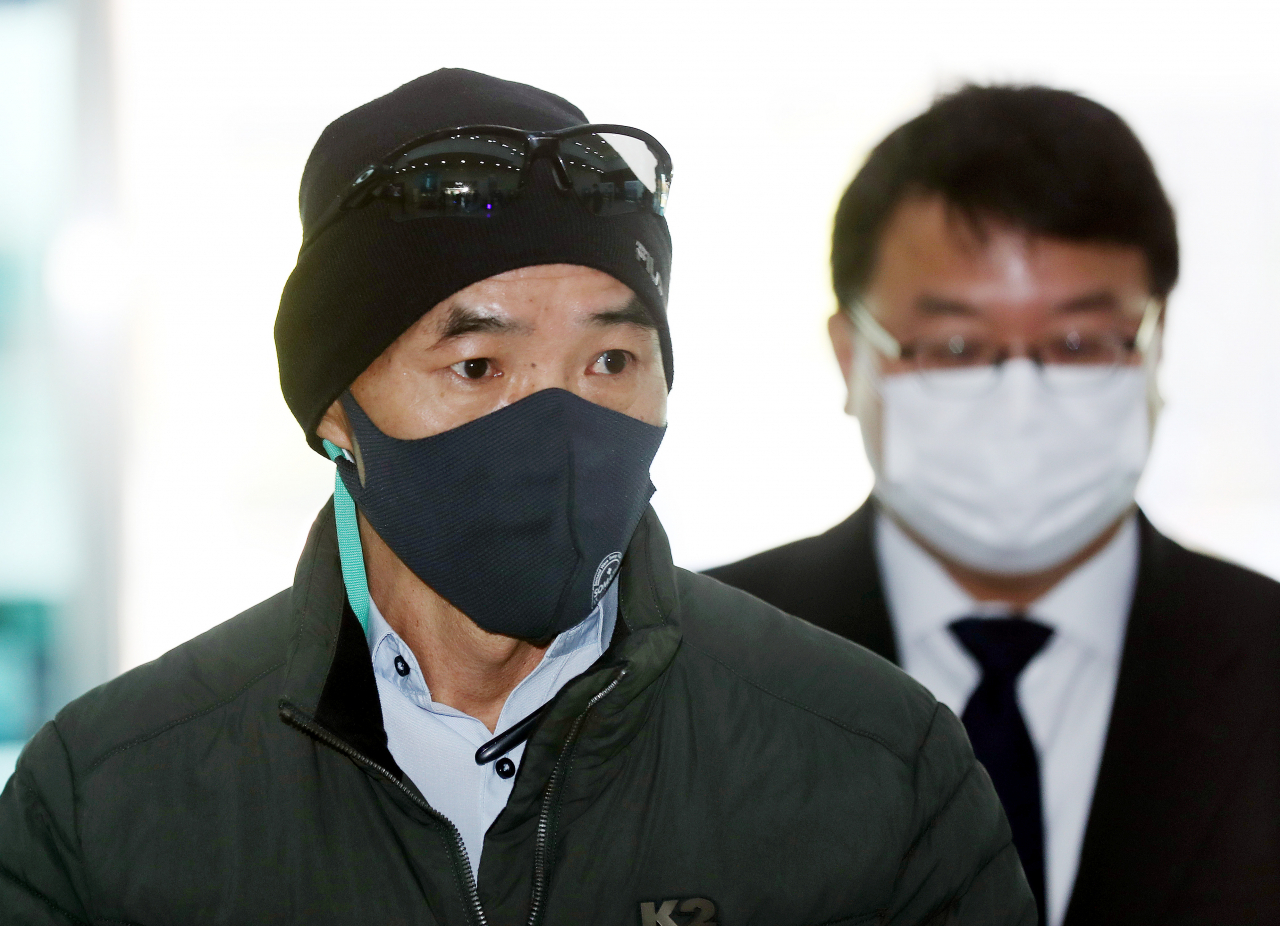 서해 연평도 해상에서 표류 중 북한군에 사살돼 숨진 해양수산부 공무원 A씨의 형 이래진 씨가 지난 2일 오전 인천 연수구 해양경찰청사로 들어서고 있다. 이씨는 같은 날 김홍희 해경청장과 1시간에 걸쳐 비공개로 면담했다. [연합]