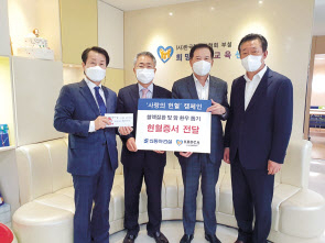 신동아건설 이인찬(오른쪽 두번째) 대표이사가 한국혈액암협회에 헌혈증을 전달한 뒤 기념사진을 찍고 있다. [신동아건설 제공]