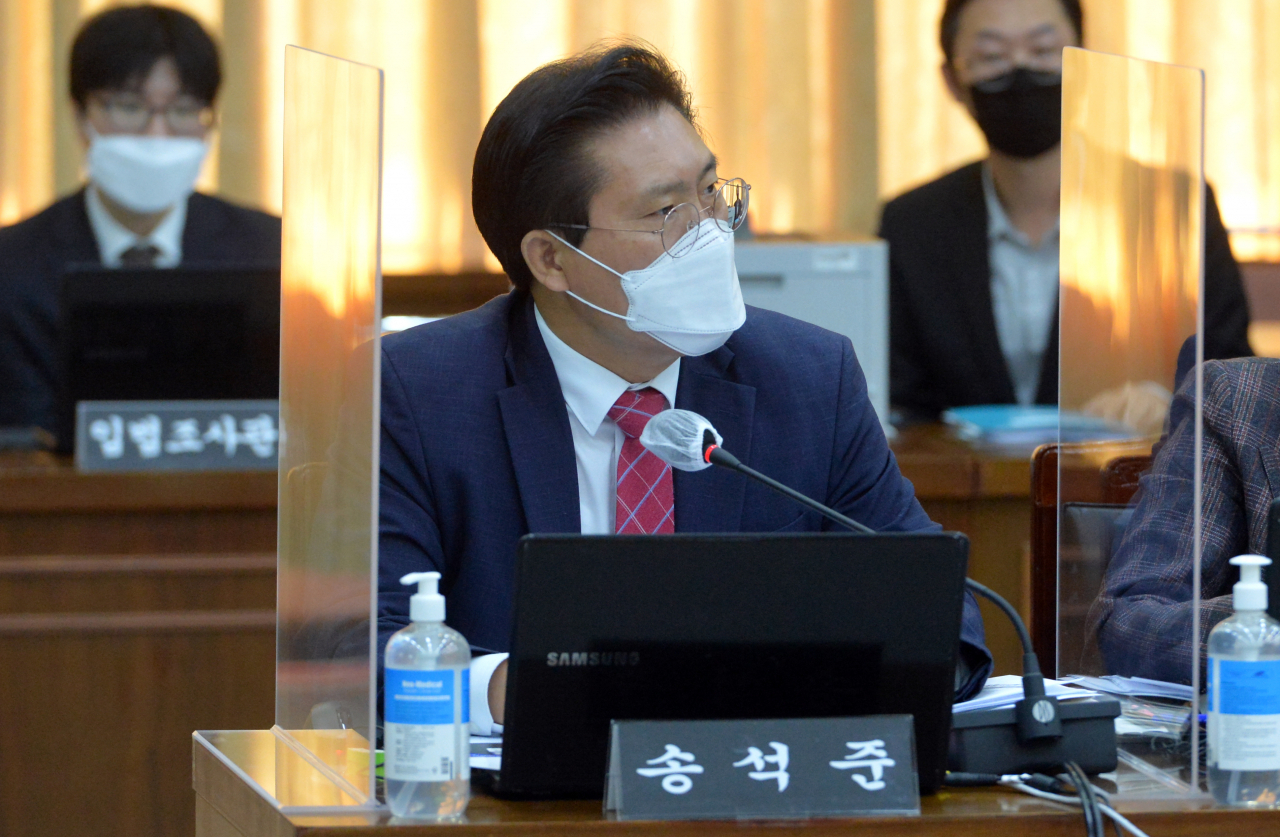 송석준 국민의힘 의원이 지난달 20일 경기도 수원시 팔달구 경기도청에서 열린 국회 국토교통위원회의 경기도에 대한 국정감사에서 질의하고 있다. [연합]