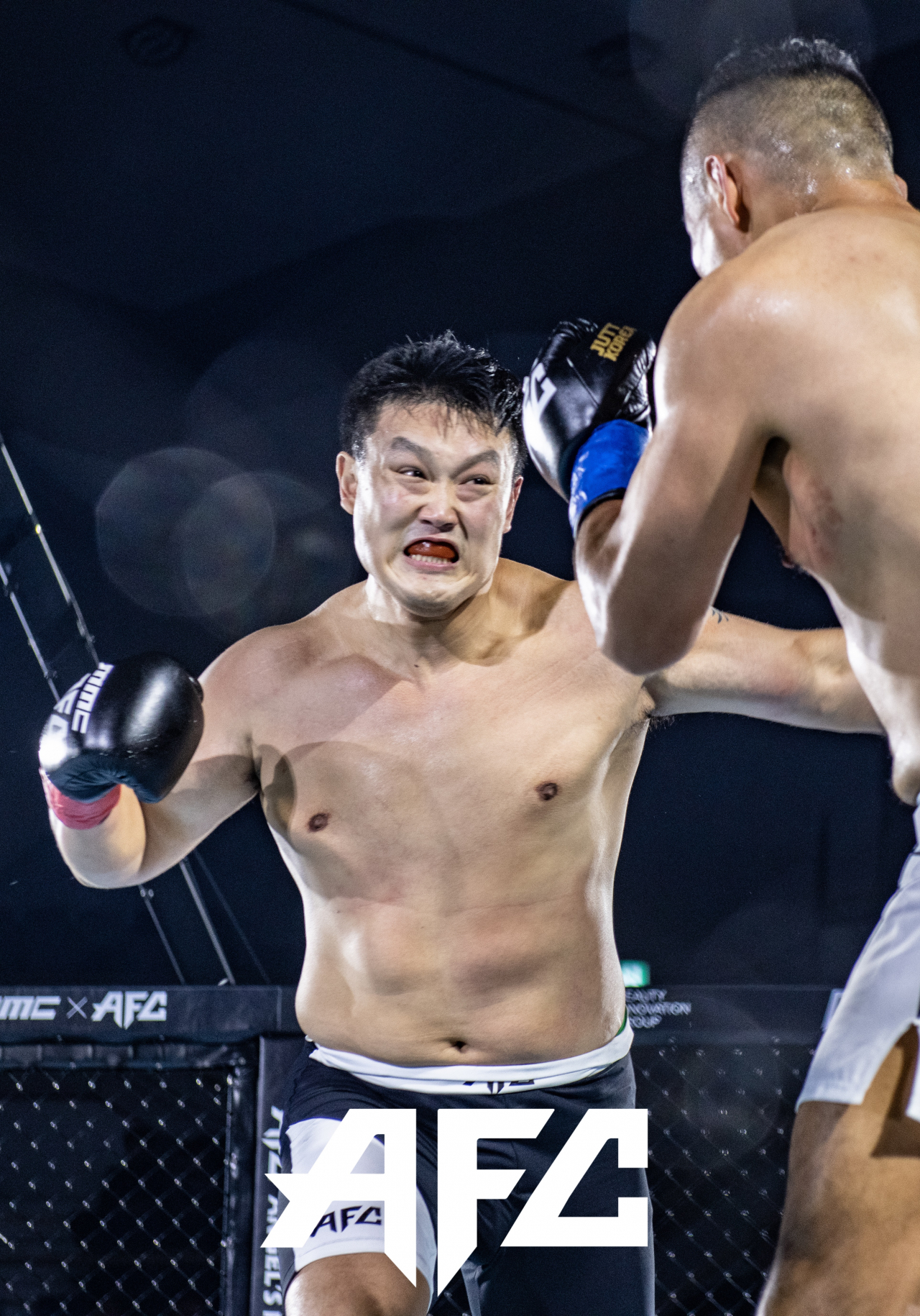 ‘명승사자’ 명현만이 전력으로 러시하는 모습 [AFC 제공]