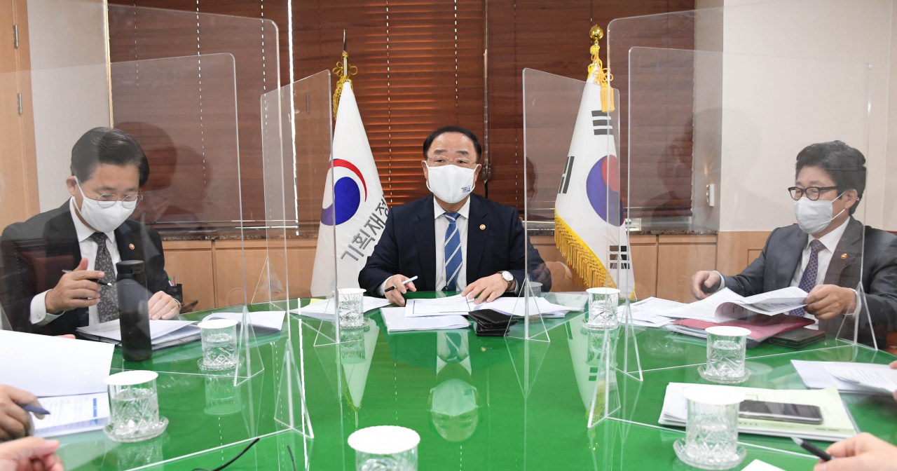 홍남기 경제부총리 겸 기획재정부 장관이 3일 서울 광화문 정부서울청사에서 '2050 저탄소 발전전략(LEDS) 추진방향과 향후계획'을 주요 내용으로 한 관계장관회의(녹실회의)를 주재하고 있다.[연합]