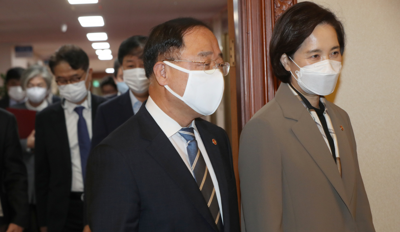 홍남기 경제부총리(왼쪽)와 유은혜 사회부총리가 3일 정부서울청사에서 열린 국무회의에 참석하고 있다. [연합]