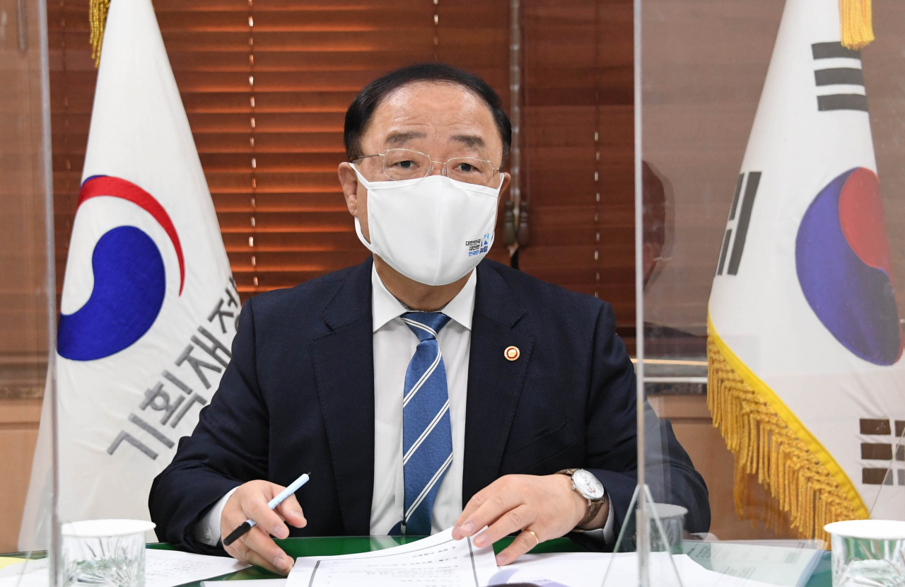 홍남기 경제부총리 겸 기획재정부 장관이 3일 서울 광화문 정부서울청사에서 '2050 저탄소 발전전략(LEDS) 추진방향과 향후계획'을 주요 내용으로 한 관계장관회의(녹실회의)를 주재하고 있다. [기획재정부 제공. 재판매 및 DB 금지] 연합뉴스