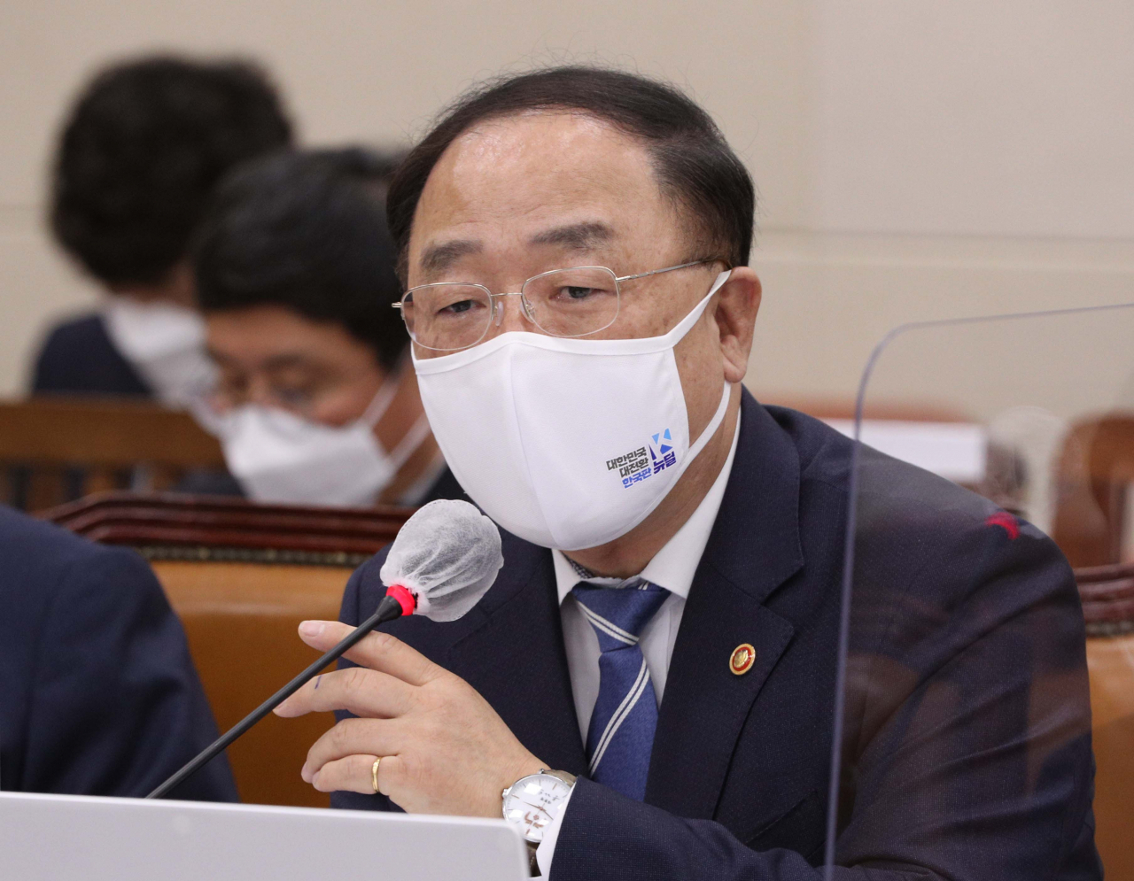 홍남기 경제부총리 겸 기획재정부 장관이 3일 오후 서울 여의도 국회에서 열린 기획재정위원회 전체회의에서 의원 질의에 답변하고 있다. [연합]