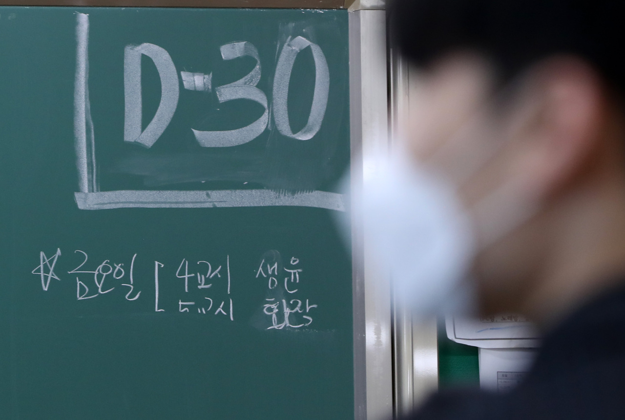 Third-year students at Chuncheon High School in Gangwon Province study in their classroom Tuesday in preparation for the upcoming College Scholastic Aptitude Test, also known as Suneung, just 30 days ahead of the big day. (Yonhap)