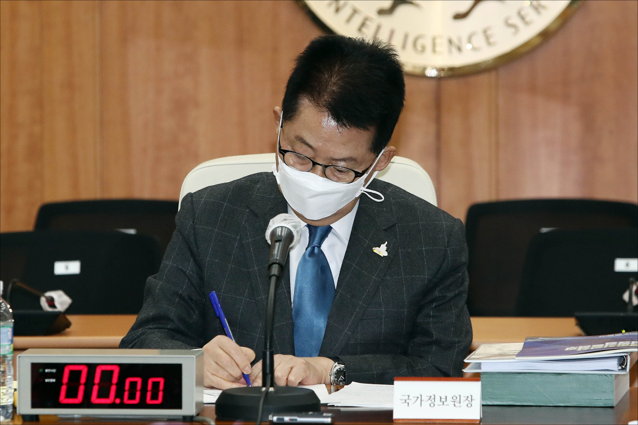 박지원 국정원장이 3일 국정원 청사에서 열린 국회 정보위원회의 국정감사에서 메모를 하고 있다.[연합]
