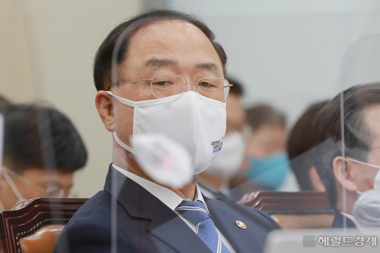 [헤럴드경제=이상섭 기자] 홍남기 부총리 겸 기획재정부 장관이 3일 오후 서울 여의도 국회에서 열린 기획재정위원회 전체회의에 자리하고 있다. babtong@heraldcorp.com