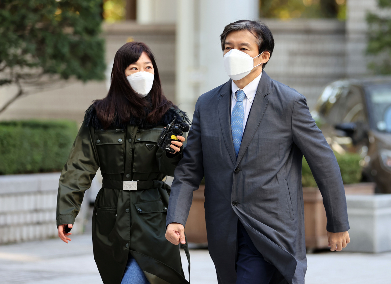 청와대 민정수석비서관 재직 당시 유재수 전 부산시 경제부시장에 대한 감찰을 중단시킨 혐의로 기소된 조국 전 법무부 장관이 3일 오전 서초구 서울중앙지방법원에서 열린 속행 공판에 출석하기 위해 법정으로 향하고 있다. [연합]