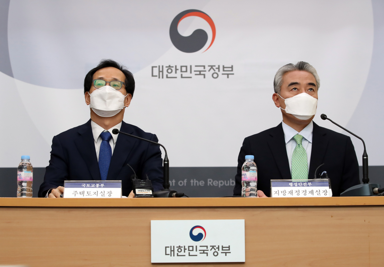 정부가 현재 50~70% 수준인 부동산 공시가격 ‘현실화율(시세 대비 공시가격 비율)’을 90%까지 상향하는 방안을 확정했다. 사진은 김흥진 국토교통부 주택토지실장(왼쪽부터)과 박재민 행정안전부 지방재정경제실장이 3일 오후 정부세종청사 국토교통부에서 부동산 공시지가 현실화 방안 등 합동브리핑을 하는 모습. [연합]
