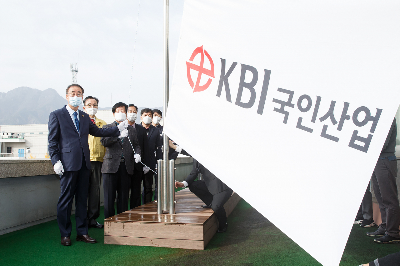 지난 2일 구미시청 국기게양대 앞에서 11월을 맞이해 이달의 기업으로 선정된 KBI국인산업을 축하하며 박무웅 KBI국인산업 대표(좌측 세번째) 및 임직원과 장세용 구미시장(좌측 첫번째) 및 시청관계자 등 참석자들이 기념촬영을 하고 있다. [KBI 제공]