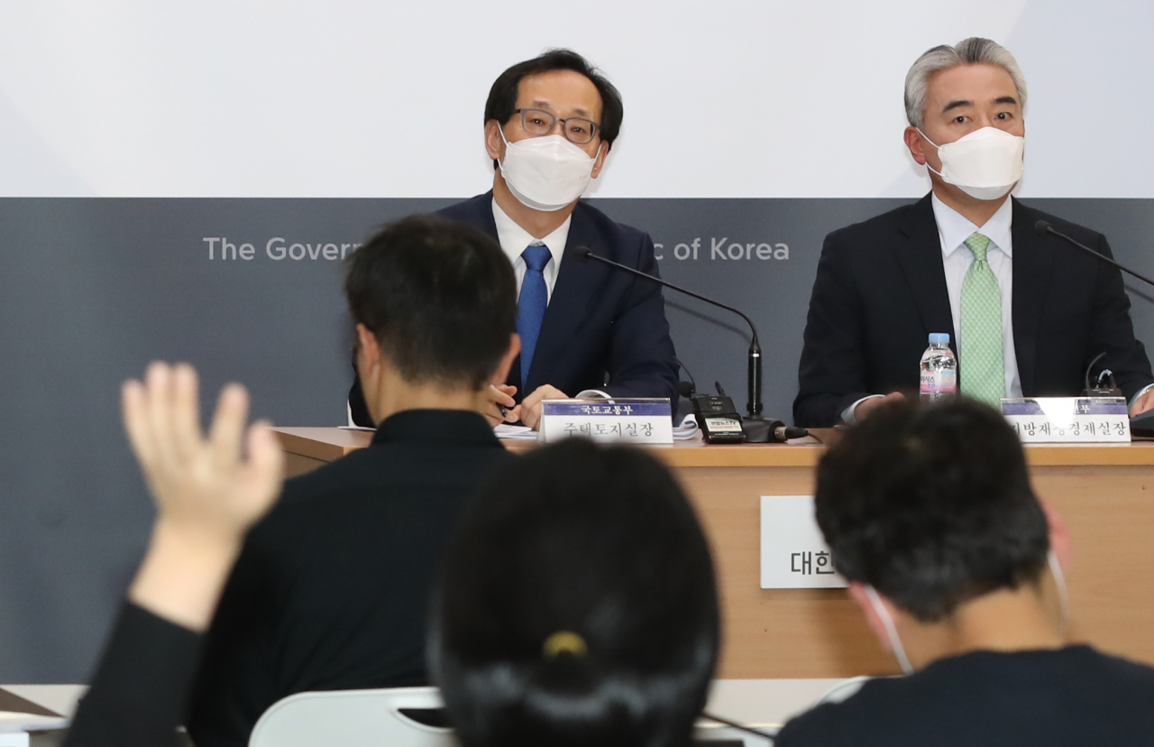 김흥진 국토교통부 주택토지실장(왼쪽부터)과 박재민 행정안전부 지방재정경제실장이 3일 오후 정부세종청사 국토교통부에서 부동산 공시지가 현실화 방안 등 합동브리핑을 한 뒤 취재진의 질문을 받고 있다. 정부는 부동산 공시가격을 시세의 90% 수준까지 끌어올리는 방안을 확정했다. 아파트 등 공동주택은 2030년까지 10년간, 단독주택은 2035년까지 15년간 꾸준히 공시가격을 올려 현실화율을 90%까지 높이게 된다. [연합]