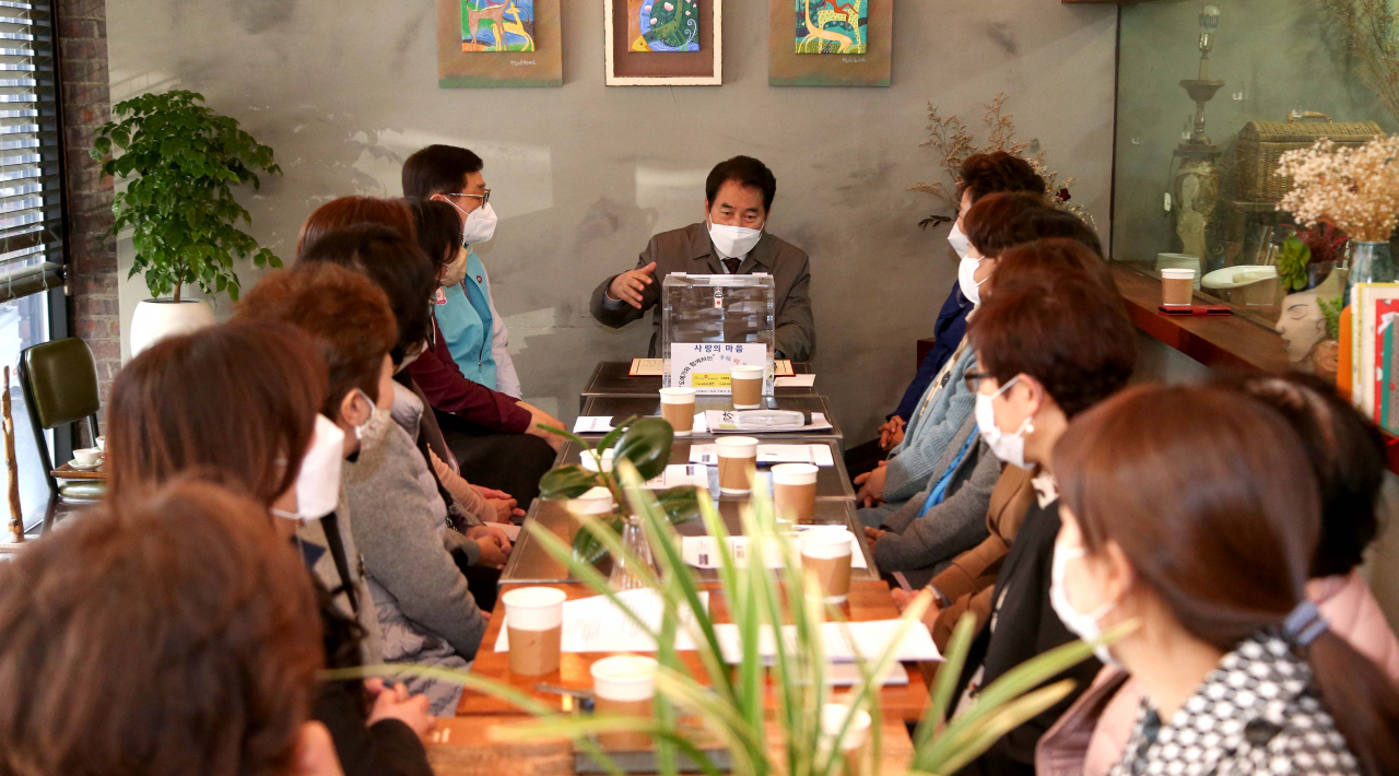 백군기 시장이 경증치매 노인과 장애인 등 지원을 위해 마련된 방문해 참가자들을 격려했다. [용인시 제공]