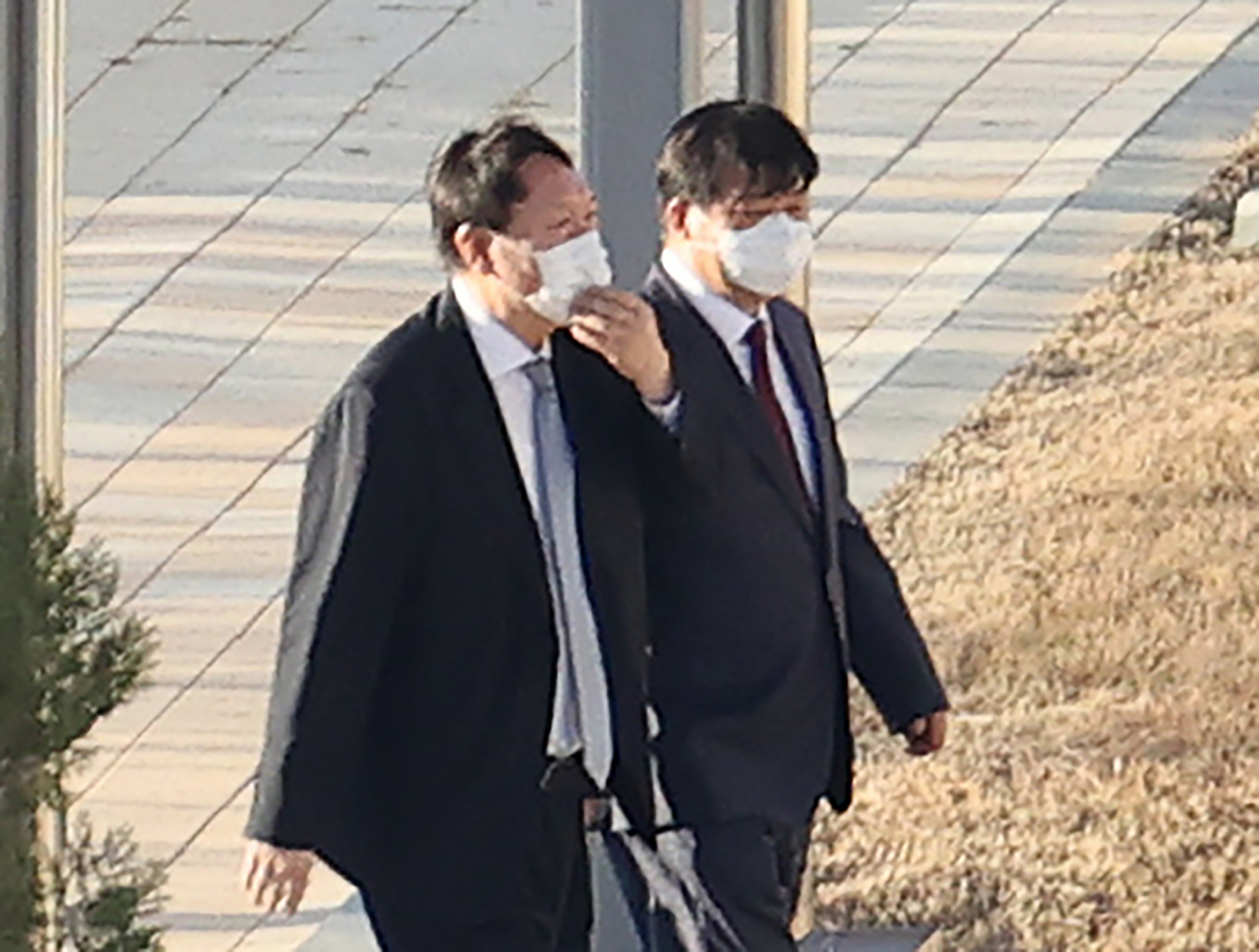 윤석열 검찰총장이 3일 오후 진천 법무연수원에서 올해 부장검사로 승진한 30여 명을 대상으로 강연을 하기 위해 연수원 내에서 이동하고 있다. 오른쪽은 배성범 법무연수원장. [연합]