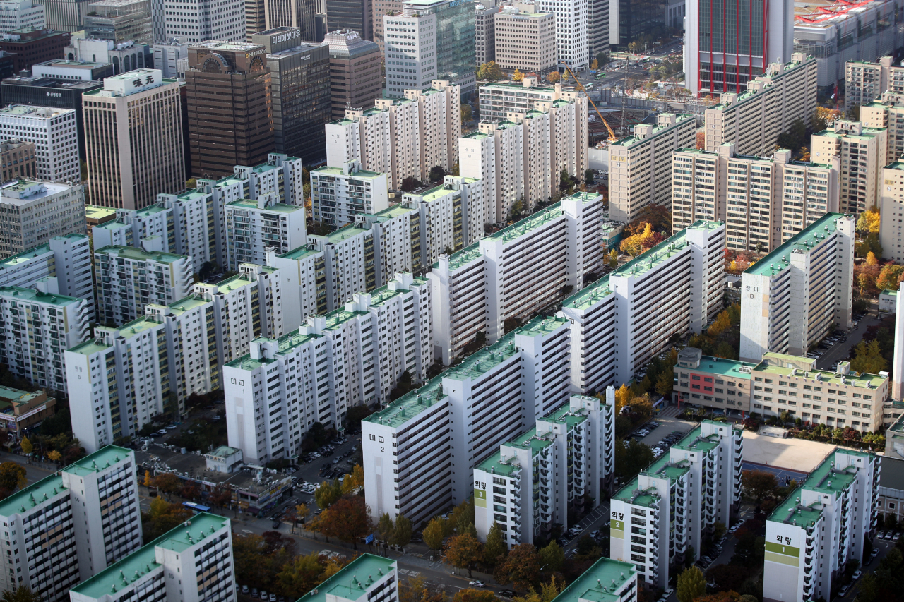 국토교통부와 행정안전부가 '공시가격 현실화 계획'과 공시가격 현실화에 따른 세부담을 완화하기 위한 '재산세 부담 완화방안'을 발표한 3일 오후 서울 시내 아파트 모습. 정부는 부동산 공시가격을 시세의 90% 수준까지 끌어올리는 방안을 확정했다. [연합]
