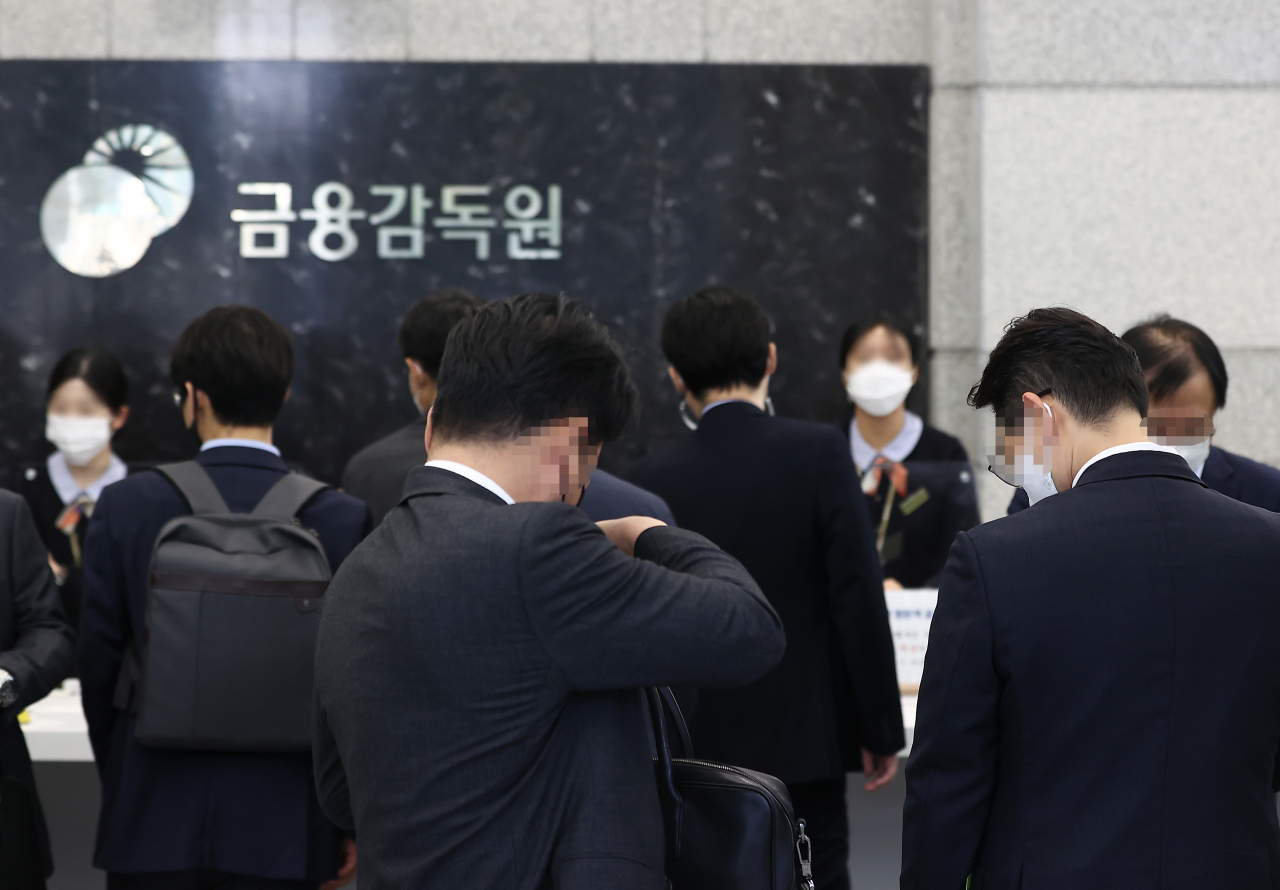 지난 10월 29일 오후 여의도 금융감독원에서 열린 ‘라임 사모펀드 사태’ 관련 증권사에 대한 제재심의위원회에 신한금융투자 임직원들이 입장을 기다리고 있다. [사진=연합]