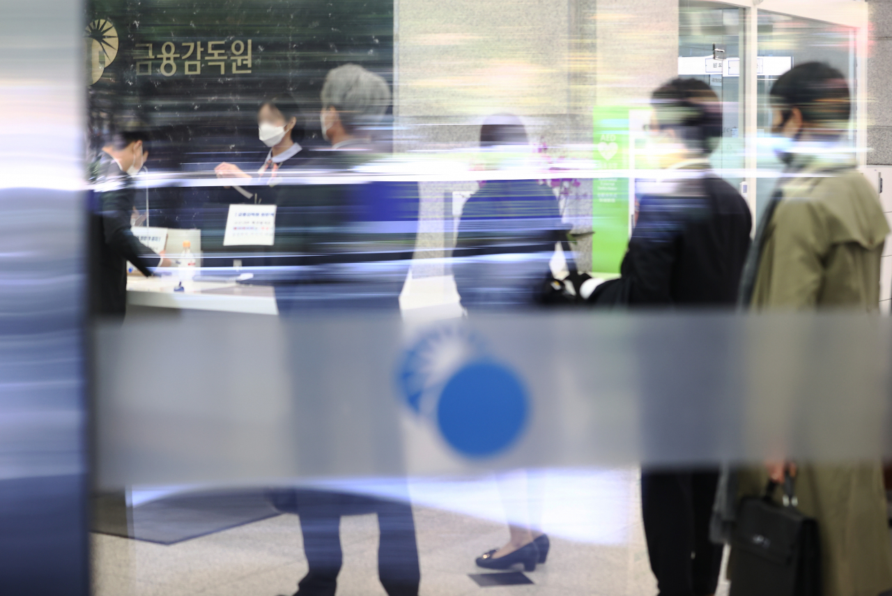 금융감독원에서 열리는 제재심의위원회에 입장을 기다리는 판매사 임직원 [연합]