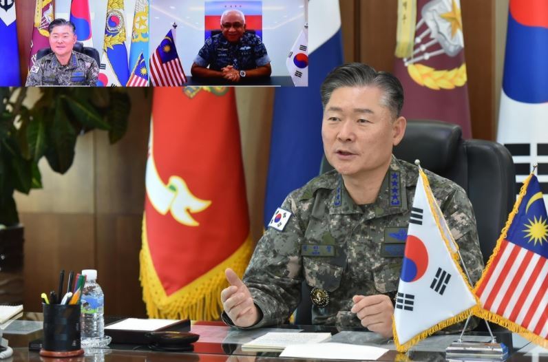 South Korea's Joint Chiefs of Staff Chairman Gen. Won In-choul holds a video call with his Malaysian counterpart, Gen. Affendi Bin Buang, on Nov. 3, 2020, in this photo provided by Won's office. (Yonhap)