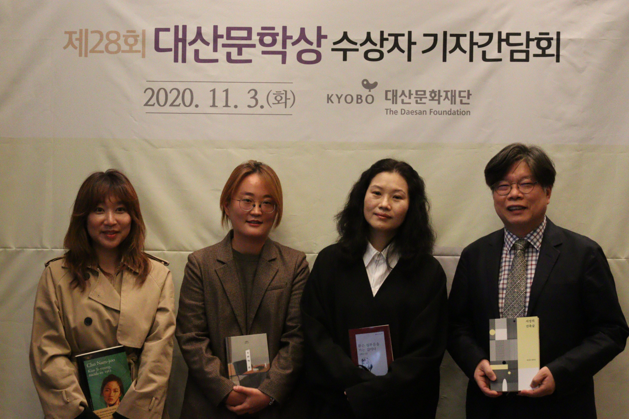 왼쪽부터 번역 부문 주하선, 소설 부문 김혜진, 시 부문 김행숙, 평론 부문 유성호.