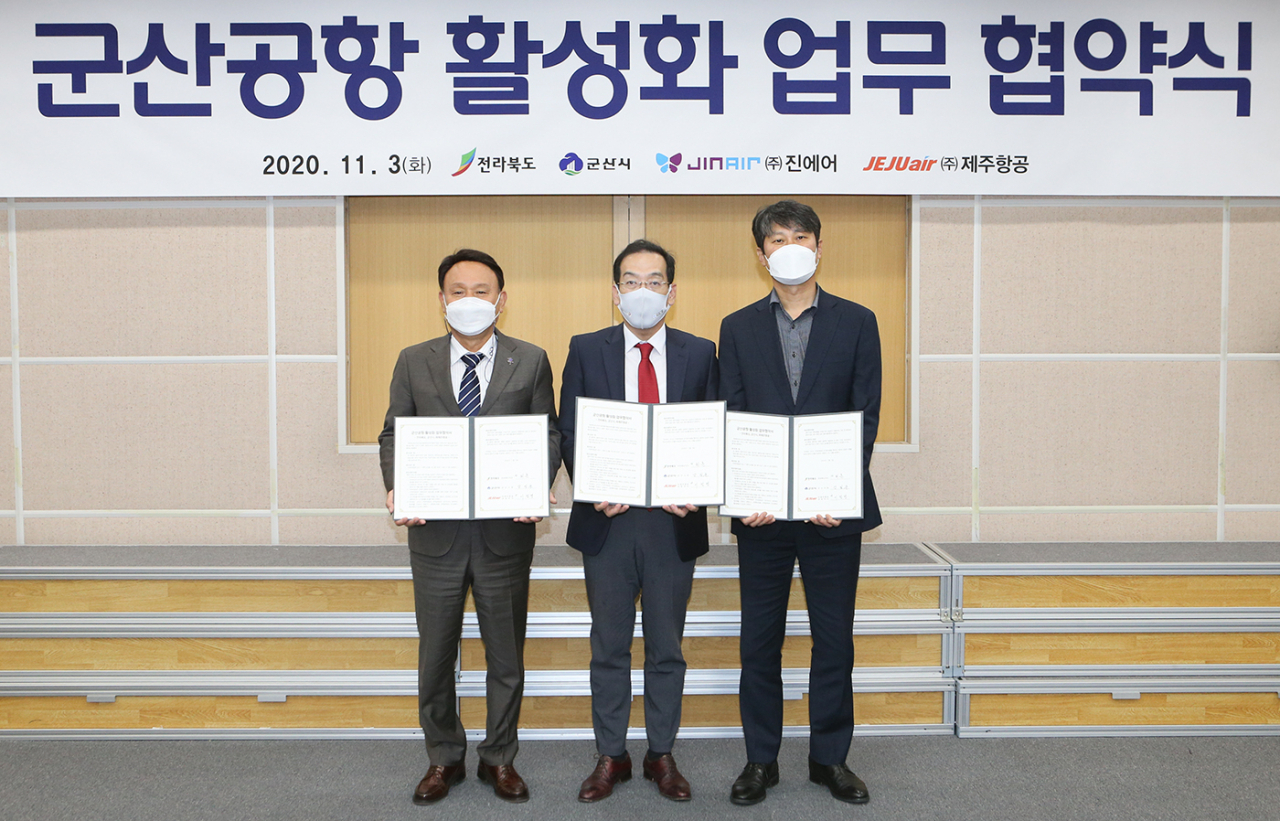 지난 11월3일 오후 전북도청 종합상황실에서 군산공항 활성화를 위한 업무협약을 체결한 후 군산시 강임준 시장(사진 왼쪽부터),전라북도 최훈 행정부지사, 제주항공 이철행 대외협력본부장이 함께 기념촬영을 하고 있다.[제주항공 제공]