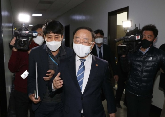 홍남기 부총리 겸 기획재정부 장관이 지난 3일 국회에서 열린 기획재정위원회 전체회의가 끝난 뒤 회의장을 나서고 있다. 문재인 대통령은 이날 홍 부총리가 제출한 사직서를 반려한 것으로 알려졌다.[연합]
