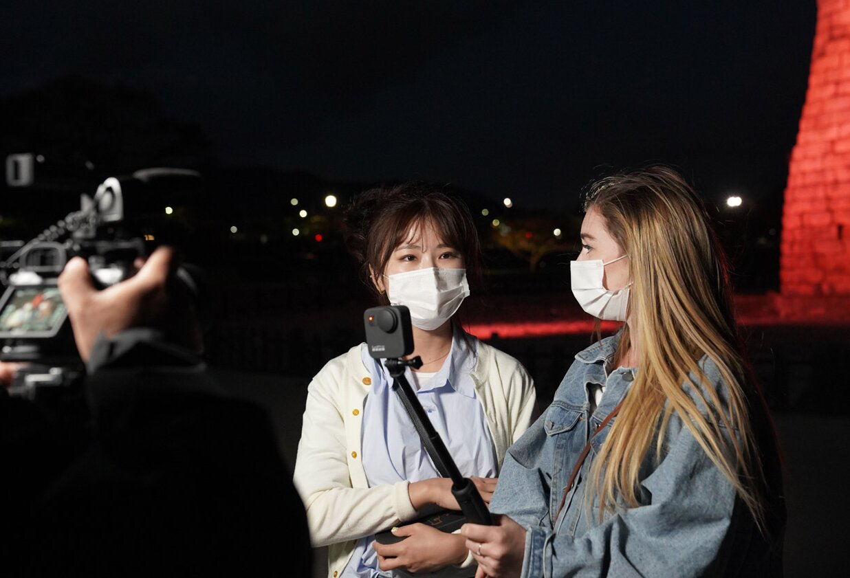 한국에 거주하는 국내외 인플루언서들이 대거 참여하는 한국관광 홍보영상 촬영현장(첨성대)