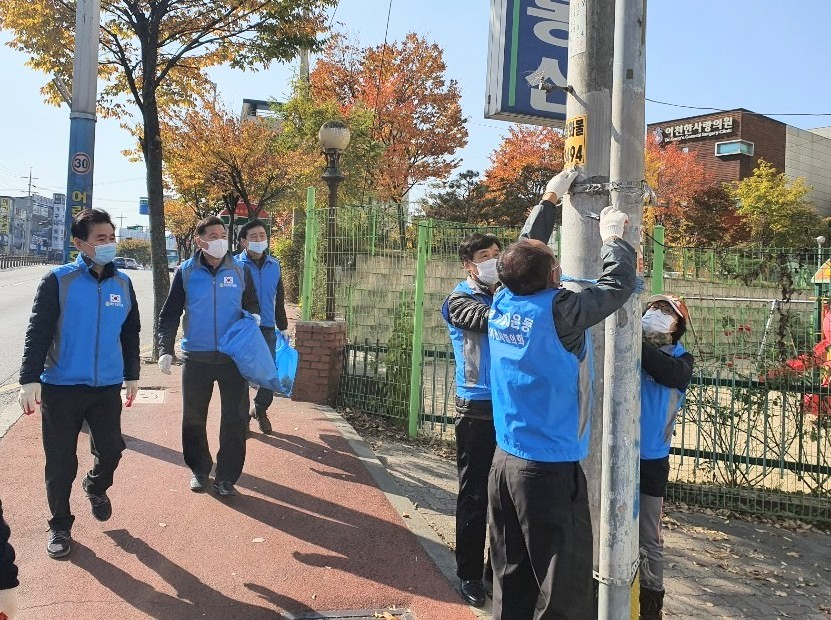 증포동바르게살기협의회가 불법 광고물을 제거하고 있다. [이천시 제공]