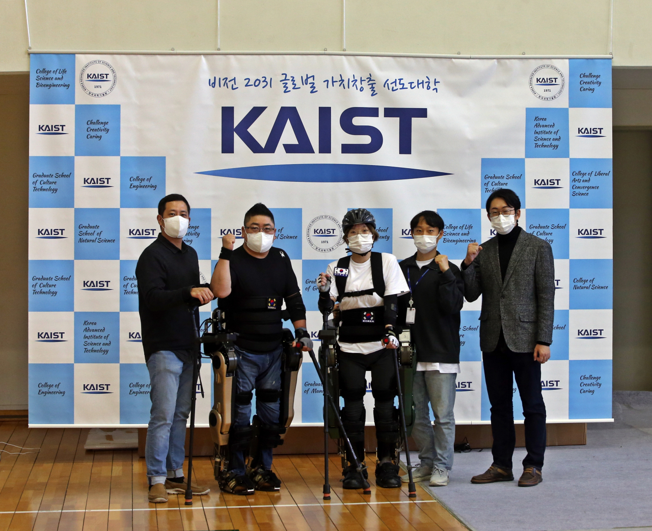 사이배슬론 출전 선수와 연구진. 왼쪽부터 최정수 영남대 교수, 김병욱 선수, 이주현 선수, 우한승 KAIST 박사, 공경철 KAIST 교수.[KAIST 제공]