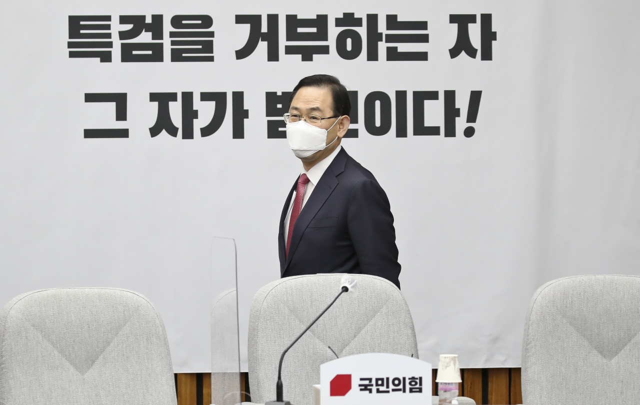 주호영 국민의힘 원내대표가 3일 국회에서 열린 원내대책회의에 입장하고 있다.[헤럴드경제=이상섭 기자]